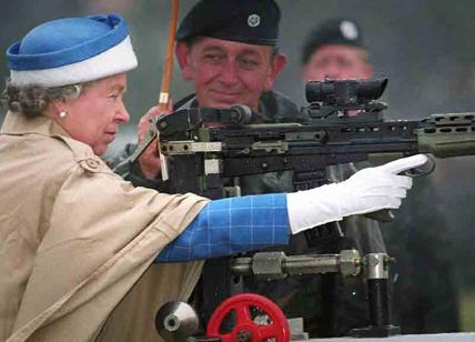 Cameron e regina Elisabetta, doppia gaffe diplomatica. Polemiche in Uk