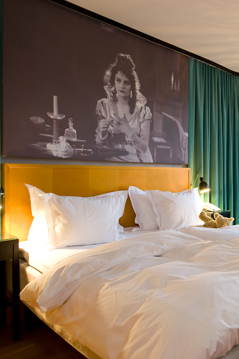 Situato in un quartiere vivace di Stoccolma questo hotel, che occupa un edificio art decò degli anni ’30, vi farà calare nell’atmosfera dei film classici svedesi. Ogni camera, infatti, è decorata con scene tratte da famose pellicole locali. E se le temperature pungenti della città e l’atmosfera ricreata dall’hotel vi invitano a rifugiarvi sotto il piumone e godervi il vostro film preferito, in camera troverete anche una TV a schermo piatto e lettore Blu-ray. Situato in un quartiere vivace di Stoccolma questo hotel, che occupa un edificio art decò degli anni ’30, vi farà calare nell’atmosfera dei film classici svedesi. Ogni camera, infatti, è decorata con scene tratte da famose pellicole locali. E se le temperature pungenti della città e l’atmosfera ricreata dall’hotel vi invitano a rifugiarvi sotto il piumone e godervi il vostro film preferito, in camera troverete anche una TV a schermo piatto e lettore Blu-ray.