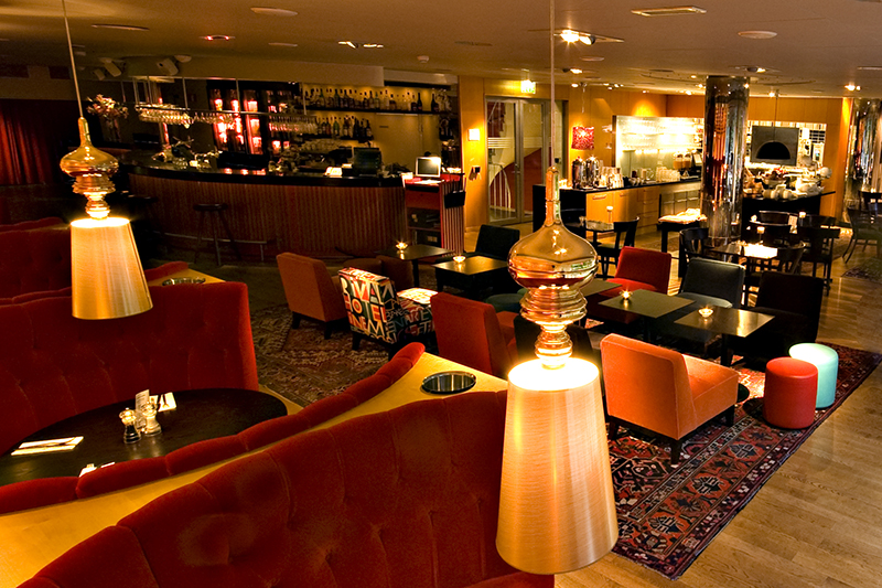 Situato in un quartiere vivace di Stoccolma questo hotel, che occupa un edificio art decò degli anni ’30, vi farà calare nell’atmosfera dei film classici svedesi. Ogni camera, infatti, è decorata con scene tratte da famose pellicole locali. E se le temperature pungenti della città e l’atmosfera ricreata dall’hotel vi invitano a rifugiarvi sotto il piumone e godervi il vostro film preferito, in camera troverete anche una TV a schermo piatto e lettore Blu-ray. Situato in un quartiere vivace di Stoccolma questo hotel, che occupa un edificio art decò degli anni ’30, vi farà calare nell’atmosfera dei film classici svedesi. Ogni camera, infatti, è decorata con scene tratte da famose pellicole locali. E se le temperature pungenti della città e l’atmosfera ricreata dall’hotel vi invitano a rifugiarvi sotto il piumone e godervi il vostro film preferito, in camera troverete anche una TV a schermo piatto e lettore Blu-ray.