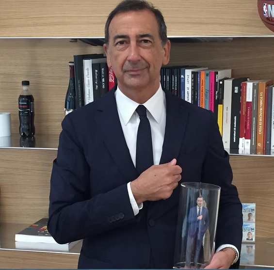 Giuseppe Sala con la sua statuetta 3D su Instagram Giuseppe Sala con la sua statuetta 3D su Instagram