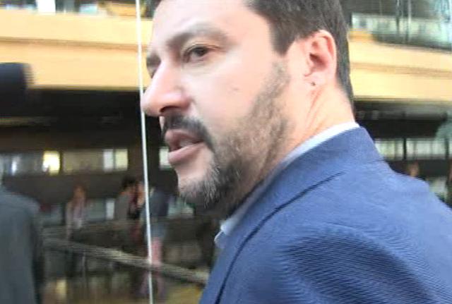 Salvini va in Siclia, Mineo, e spara sui migranti!
