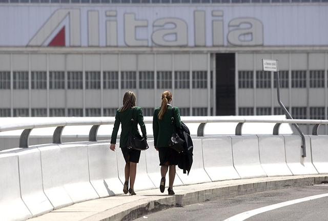 Alitalia, corsa per evitare il commissario. Lo scoglio degli esuberi