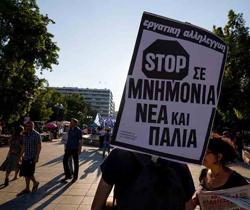 Scontri violenti stanotte fuori dal parlamento ad Atene