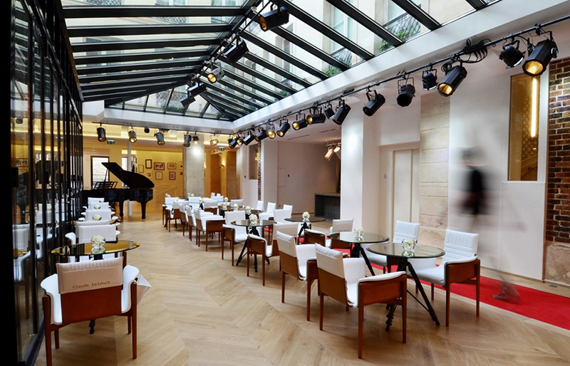 Sei piani per sei star. Soggiornando in questo hotel potrete rendere omaggio ad alcune delle maggiori celebrità del cinema mondiale semplicemente…salendo le scale. Il primo piano è dedicato al compositore italiano Ennio Morricone, padre di oltre 500 colonne sonore. Il secondo piano è tutto per Elsa Zylberstein, che nel 2008 ha ottenuto il Premio César per la migliore attrice non protagonista con il film “Ti amerò sempre”. Salendo arrivano le stanze dedicate all’universo artistico di Agnes Jaoui & Jean-Pierre Bacri, alla sceneggiatrice e produttrice Danièle Thomson, al regista francese Claude Lelouch e alla leggendaria stella del cinema francese, Jean-Paul Belmondo. Solo per veri appassionati. Sei piani per sei star. Soggiornando in questo hotel potrete rendere omaggio ad alcune delle maggiori celebrità del cinema mondiale semplicemente…salendo le scale. Il primo piano è dedicato al compositore italiano Ennio Morricone, padre di oltre 500 colonne sonore. Il secondo piano è tutto per Elsa Zylberstein, che nel 2008 ha ottenuto il Premio César per la migliore attrice non protagonista con il film “Ti amerò sempre”. Salendo arrivano le stanze dedicate all’universo artistico di Agnes Jaoui & Jean-Pierre Bacri, alla sceneggiatrice e produttrice Danièle Thomson, al regista francese Claude Lelouch e alla leggendaria stella del cinema francese, Jean-Paul Belmondo. Solo per veri appassionati.
