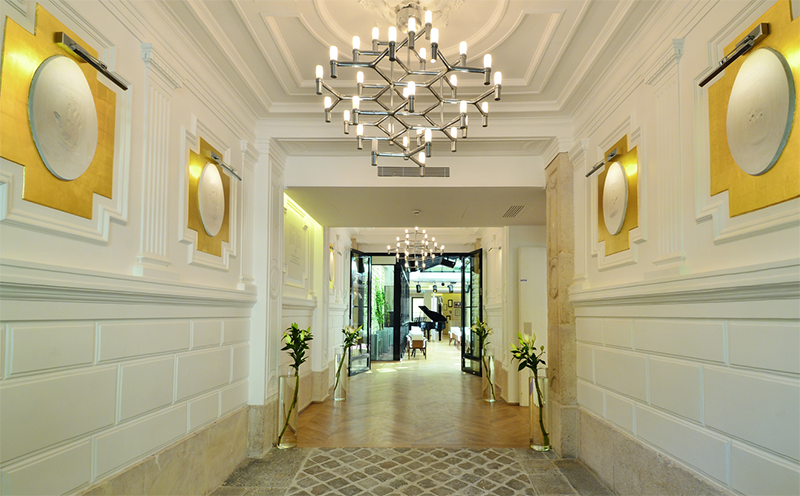 Sei piani per sei star. Soggiornando in questo hotel potrete rendere omaggio ad alcune delle maggiori celebrità del cinema mondiale semplicemente…salendo le scale. Il primo piano è dedicato al compositore italiano Ennio Morricone, padre di oltre 500 colonne sonore. Il secondo piano è tutto per Elsa Zylberstein, che nel 2008 ha ottenuto il Premio César per la migliore attrice non protagonista con il film “Ti amerò sempre”. Salendo arrivano le stanze dedicate all’universo artistico di Agnes Jaoui & Jean-Pierre Bacri, alla sceneggiatrice e produttrice Danièle Thomson, al regista francese Claude Lelouch e alla leggendaria stella del cinema francese, Jean-Paul Belmondo. Solo per veri appassionati. Sei piani per sei star. Soggiornando in questo hotel potrete rendere omaggio ad alcune delle maggiori celebrità del cinema mondiale semplicemente…salendo le scale. Il primo piano è dedicato al compositore italiano Ennio Morricone, padre di oltre 500 colonne sonore. Il secondo piano è tutto per Elsa Zylberstein, che nel 2008 ha ottenuto il Premio César per la migliore attrice non protagonista con il film “Ti amerò sempre”. Salendo arrivano le stanze dedicate all’universo artistico di Agnes Jaoui & Jean-Pierre Bacri, alla sceneggiatrice e produttrice Danièle Thomson, al regista francese Claude Lelouch e alla leggendaria stella del cinema francese, Jean-Paul Belmondo. Solo per veri appassionati.