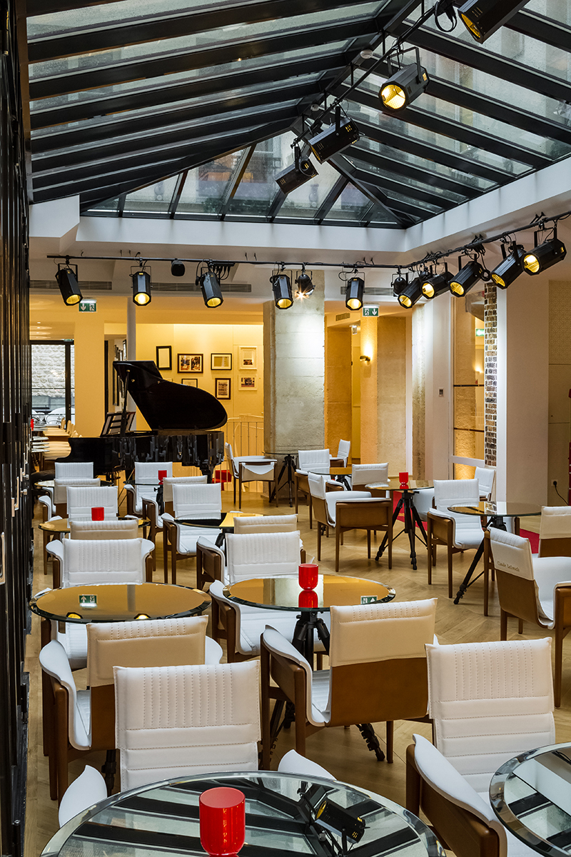 Sei piani per sei star. Soggiornando in questo hotel potrete rendere omaggio ad alcune delle maggiori celebrità del cinema mondiale semplicemente…salendo le scale. Il primo piano è dedicato al compositore italiano Ennio Morricone, padre di oltre 500 colonne sonore. Il secondo piano è tutto per Elsa Zylberstein, che nel 2008 ha ottenuto il Premio César per la migliore attrice non protagonista con il film “Ti amerò sempre”. Salendo arrivano le stanze dedicate all’universo artistico di Agnes Jaoui & Jean-Pierre Bacri, alla sceneggiatrice e produttrice Danièle Thomson, al regista francese Claude Lelouch e alla leggendaria stella del cinema francese, Jean-Paul Belmondo. Solo per veri appassionati. Sei piani per sei star. Soggiornando in questo hotel potrete rendere omaggio ad alcune delle maggiori celebrità del cinema mondiale semplicemente…salendo le scale. Il primo piano è dedicato al compositore italiano Ennio Morricone, padre di oltre 500 colonne sonore. Il secondo piano è tutto per Elsa Zylberstein, che nel 2008 ha ottenuto il Premio César per la migliore attrice non protagonista con il film “Ti amerò sempre”. Salendo arrivano le stanze dedicate all’universo artistico di Agnes Jaoui & Jean-Pierre Bacri, alla sceneggiatrice e produttrice Danièle Thomson, al regista francese Claude Lelouch e alla leggendaria stella del cinema francese, Jean-Paul Belmondo. Solo per veri appassionati.