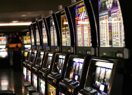 Slot machine e video Lottery, gioco senza controlli: chiusa sala scommesse