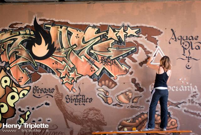 Il 70enne incappucciato. Prima erano voci, leggende metropolitane che si rincorrevano. Poi dopo l'episodio delle "100 sizze matte", l'opera dell'artista Zoow 24 coperta da una mano di vernice, le voci sono diventate realtà. Diversi cittadini segnalano la presenza di un anziano signore - secondo un benzinaio che l'ha visto all'opera "70 anni se non di più" - che armato di una pettorina gialla, un rullo e un secchio di vernice, gira per i muri liberati a cancellare le opere degli artisti. A volte, lascia anche una firma: "No Aborto". Dopo il nostro articolo, Zoow 24 ha infatti proceduto a restaurare la sua opera. Ebbene, poche ore dopo, il 70enne Incappucciato e' ricomparso, e ha di nuovo cancellato tutto. A nulla sono valse le proteste di chi passava di li (tra cui appunto il benzinaio): alle rimostranze ("ma che fa? e' un'opera d'arte e il muro e' legale!") il signore prima continuava a ripetere la pantomima di aver ricevuto "un ordine urgente dal Comune", poi - vistosi smentito - ha calato le braghe, dicendo che a lui non gliene fregava un c....o e che cancellava lo stesso perche' a lui quelle cose non piacevano. Ecco, "a me queste cose non piacciono, quindi le cancello": l'apogeo di quella "ideologia del decoro" assai pericolosa, che se fosse esistita ai tempi del Bernini, chissà' quanti danni avrebbe potuto fare. Che qualcuno fermi l'Incappucciato! Il 70enne incappucciato. Prima erano voci, leggende metropolitane che si rincorrevano. Poi dopo l'episodio delle "100 sizze matte", l'opera dell'artista Zoow 24 coperta da una mano di vernice, le voci sono diventate realtà. Diversi cittadini segnalano la presenza di un anziano signore - secondo un benzinaio che l'ha visto all'opera "70 anni se non di più" - che armato di una pettorina gialla, un rullo e un secchio di vernice, gira per i muri liberati a cancellare le opere degli artisti. A volte, lascia anche una firma: "No Aborto". Dopo il nostro articolo, Zoow 24 ha infatti proceduto a restaurare la sua opera. Ebbene, poche ore dopo, il 70enne Incappucciato e' ricomparso, e ha di nuovo cancellato tutto. A nulla sono valse le proteste di chi passava di li (tra cui appunto il benzinaio): alle rimostranze ("ma che fa? e' un'opera d'arte e il muro e' legale!") il signore prima continuava a ripetere la pantomima di aver ricevuto "un ordine urgente dal Comune", poi - vistosi smentito - ha calato le braghe, dicendo che a lui non gliene fregava un c....o e che cancellava lo stesso perche' a lui quelle cose non piacevano. Ecco, "a me queste cose non piacciono, quindi le cancello": l'apogeo di quella "ideologia del decoro" assai pericolosa, che se fosse esistita ai tempi del Bernini, chissà' quanti danni avrebbe potuto fare. Che qualcuno fermi l'Incappucciato!