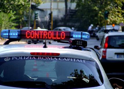 Roma, ubriaca al volante provoca un incidente e poi aggredisce i vigili urbani