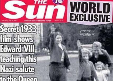 Regina Elisabetta, scandalo: in una foto del '33 fa il saluto nazista