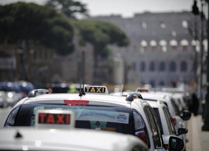 Taxi manifestano al Colosseo: "Basta abusivi". Gli slogan degli irriducibili