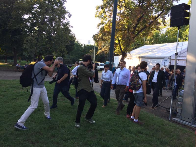 di Fabio Massa — CATTIVERIA-1/ Dopo Genova, Debora Serracchiani inaugura anche la Festa Nazionale del Pd a Milano. Prima di salire sul palco spiega: “A Milano il partito è molto forte, pensiamo di aver amministrato bene con Pisapia”. Dal palco il segretario metropolitano Pietro Bussolati, il segretario regionale Alessandro Alfieri e - appunto - Debora Serracchiani riescono nell’incredibile compito di non dire una parola delle elezioni. Tutto come previsto.