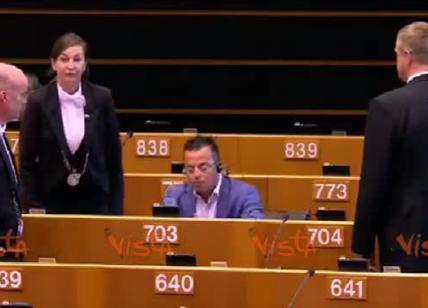 Buonanno mangia una banana per protesta. Espulso dall'Europarlamento