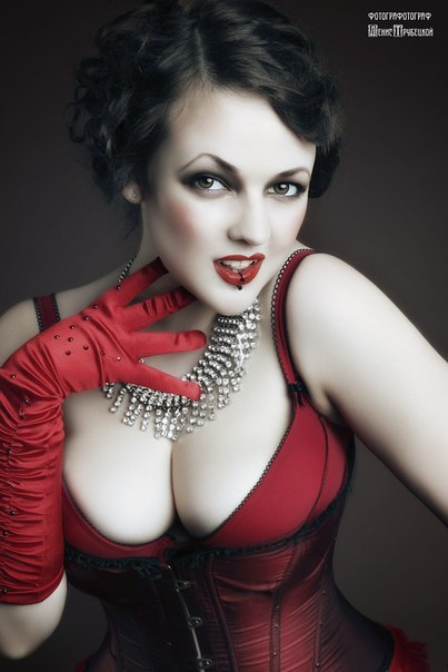 Chi prende parte a questa scintillante edizione? Star italiane e internazionali: da Dee Dee Starr (vincitrice dell'edizione 2014), alla canadese Scarlett James, e ancora il re del boylesque nostrano Alan De Bevoise, Attilio Reinhardt (ambasciatore del Burlesque in Italia) e Pino Di Bello del Teatro Sociale di Como. Immancabile, protagonista, performer e vera chiave del successo del festival Miss Sophie Champagne. Per ulteriori informazioni e conoscere il programma dettagliato della rassegna, cliccare sul sito del CLBF o sulla pagina Facebook della kermesse.
