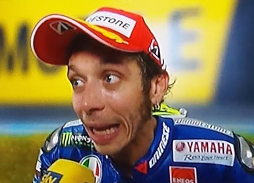 Valentino Rossi regala la Coppa di Jerez al bimbo malato Valentino Rossi regala la Coppa di Jerez al bimbo malato