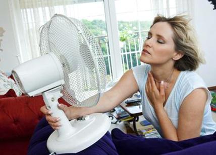 Dormire con il ventilatore acceso fa male? Ecco i rischi per la salute