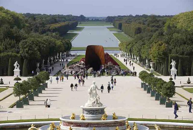 Francia: aspirante re si barda con drappo e scala Versailles