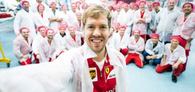 Vettel, selfie stile Totti e blitz a Maranello