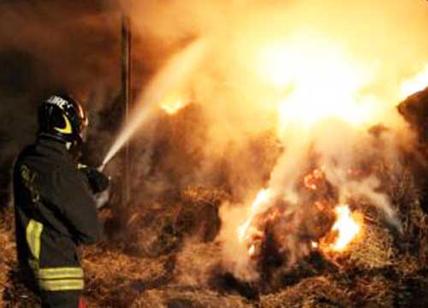 Palazzina in fiamme in via Vitruvio: decine di evacuati, quattro in ospedale