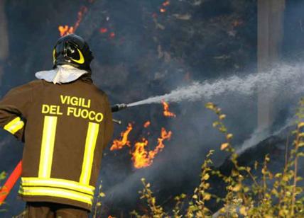 Incendio a Monte Ciocci, brucia il parco: fiamme tra i palazzi della Balduina