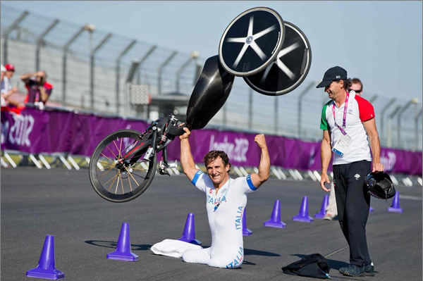 La forza unica di Alex Zanardi: "Le mie nuove gambe? Ora sono 3 cm più alto"