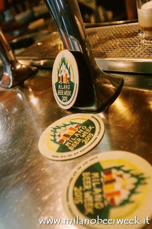 Una autentica birreria artigianale a Milano? La Milano Beer Week (21- 27 settembre 2015) ha tracciato una buona mappa di birrerie e birrifici in città. Tra questi, non possiamo non segnalare “Al Boccale", o come si pronuncia Al Bocc’Ale’, via Brembo 7, ma a Milano ci sono molti altri indirizzi in cui sorseggiare una birra artigianale o autenticamente milanese. Quali? C’è il Birrificio di Lambrate – quello vecchio, in via Adelchi 5, classe 1996, e quello nuovo, in via Golgi [birrificiolambrate.com]. Ci sono gli Irish Pub tipo Cheers (via Casoretto) o l’East End di Lambrate. Ci sono le sempre gettonatissime Brasserie Bruxelles o Au Vieux Strasbourg – molto amati dai rugbisti e dagli appassionati di birra belga [www.brasseriebruxelles.eu]. Ci sono le soluzioni à-portér per spillarsi una autentica Heineken a casa [www.the-sub.com] ed i beer shops in cui fare degustazione; acquistare – anche online – tutto il necessario per l’ homebrewing– quello storico A tutta birra in via Lazzaro Palazzi 15 [www.atuttabirra.com], quello con la selezione piu? ampia di degustazioni e visite agli impianti, in via Plinio 63 [www.roybeer.it]. Ma c'è di più. Ne abbiamo selezionate cinque.