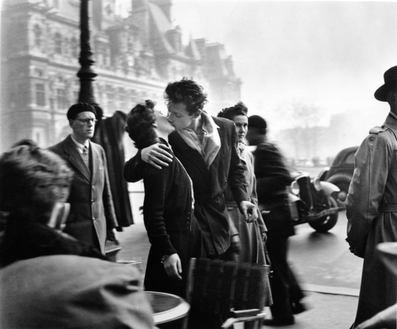 Robert Doisneau Il Bacio dell’Hotel de Ville, 1950 © Atelier Robert Doisneau Robert Doisneau Il Bacio dell’Hotel de Ville, 1950 © Atelier Robert Doisneau