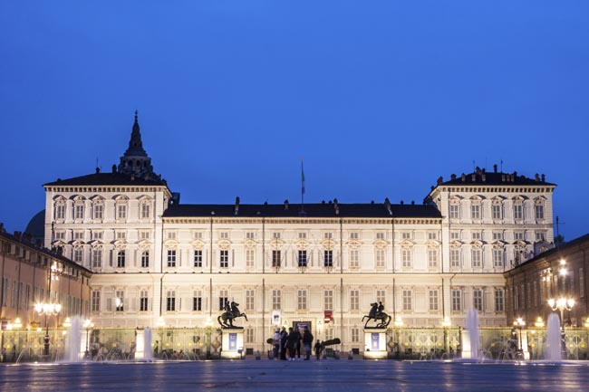 Torino, capoluogo del Piemonte, è una delle città italiane più eleganti e affascinanti, capace di stupire soprattutto in primavera con i suoi portici, le grandi piazze, i palazzi storici, gli antichi caffè, i musei e i parchi. Torino ha un grande rispetto per il suo passato, ma è sempre pronta a investire sul futuro e a lasciar spazio alla creatività. Non a caso ogni anno ospita, a metà maggio, uno degli eventi più attesi dell’anno: il Salone Internazionale del Libro. La più importante manifestazione italiana nel campo dell’editoria che si volge al Centro Congressi Lingotto Fiere di Torino. Torino, capoluogo del Piemonte, è una delle città italiane più eleganti e affascinanti, capace di stupire soprattutto in primavera con i suoi portici, le grandi piazze, i palazzi storici, gli antichi caffè, i musei e i parchi. Torino ha un grande rispetto per il suo passato, ma è sempre pronta a investire sul futuro e a lasciar spazio alla creatività. Non a caso ogni anno ospita, a metà maggio, uno degli eventi più attesi dell’anno: il Salone Internazionale del Libro. La più importante manifestazione italiana nel campo dell’editoria che si volge al Centro Congressi Lingotto Fiere di Torino.