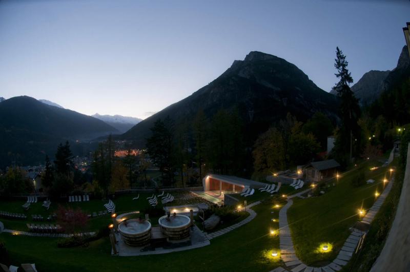 2. "QC TERME BAGNI NUOVI DI BORMIO" L'esclusivo centro QC Terme e Benessere Bagni Nuovi, annesso al 5 Stelle Grand Hotel Bagni Nuovi, si trovano all’interno del Parco Nazionale dello Stelvio. Il complesso si articola in quattro settori con differenti percorsi termali. Una realtà unica fatta di aromi, luci, immagini e colori tutti naturali. Oltre trenta differenti servizi termali di cui sette vasche e piscine all’aperto utilizzabili dodici mesi l’anno in un ampio e soleggiato giardino. Il tutto in un ambiente dal fascino millenario cullato dalle vette alpine che circondano il centro in un contesto davvero unico nel suo genere. TERME BAGNI NUOVI DI BORMIO - Via Bagni Nuovi, 7, 23038 Molina Valdidentro (SO) tel. 0342/910131 www.bagnidibormio.it