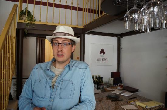 RISTORANTE NONNA DOMENICA In via Altaguardia, in zona porta Romana, ha aperto da qualche mese un ristorantino assolutamente da provare, nato dall'idea di Fabio Marenco, un manger prestato alla ristorazione. Il localino si chiama "Nonna Domenica", pochi coperti e tante coccole. Qui ci si sente a casa. Un ambiente accogliente con una cucina autentica e sincera, come quella della nonna, appunto. Qui si possono gustare i piatti tipici delle diverse regioni italiane, dalla Lombardia alla Sicilia. Il menu varia spesso con proposte sempre nuove. Da gustare, con il pane fatto in casa, l'arancino spaccato con ragù e accompagnato da culatta scelta o lo sformatino di carote con cuore fondente. Tra i primi meritano una menzione particolare il risotto alla trevigiana sapientemente mantecato al grana padano o gli gnocchi al ragù bianco di agnello tagliato al coltello con scorzetta di limone e ginepro. Re indiscusso dei secondi piatti è lo stufato d'asina (ormai una rarità introvabile) o, in alternativa, la dadolata di filetto alla "Salsa Speciale della Nonna" con patate al forno e zucchine grigliate. Come dessert consigliato il castagnaccio all’antica con uvetta, pinoli e rosmarino. Il tutto accompagnato da una selezione di vini rossi e bianchi scelti con passione tra piccole cantine italiane con una produzione sotto le 100mila bottiglie all’anno. RISTORANTE NONNA DOMENICA - Via Altaguardia 16, Milano Telefono: +39.0258317200