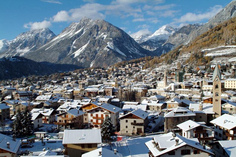 La stagione sciistica di Bormio è appena partita e si preaanuncia un inverno ricco di sorprese. La novità 2015-16 è lo skipass unico plurigiornaliero, che consente di sciare nei tre comprensori di Bormio, S. Caterina Valfurva e S. Colombano: con la promozione “3 ski areas – 1 unique pass” a disposizione di sciatori e snowboarder ci saranno così un totale di 115 km di piste perfettamente battute, con tracciati per ogni livello, tra cui la famosa pista “Stelvio” a Bormio, con uno sviluppo di quasi 5 km, e la “Deborah Compagnoni” a S. Caterina, dedicata alla grande campionessa, e creata appositamente per le gare di Coppa del Mondo di sci alpino. Ma non è tutto: le tre località saranno velocemente collegate tra loro grazie a un nuovo e gratuito servizio bus, in funzione per l’intera stagione fino alla chiusura, prevista il 10 aprile 2016.