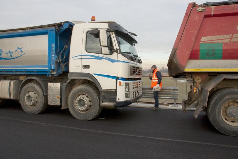 È iniziato, dunque, il conto alla rovescia verso l’entrata in esercizio entro marzo della connessione tra le Provinciali 39 e 40 che i residenti nel Sud Milano e nel Lodigiano sognano da almeno quarant’anni giudicandola, assieme al collegamento tra Vizzolo Predabissi e Cerro al Lambro, alla riqualificazione della «Via Emilia» e all’ammodernamento della «Santangiolina», decisiva per fluidificare la mobilità ordinaria nel quadrante più congestionato del territorio interessato dall’infrastruttura-sistema TEEM. Com’era avvenuto durante il collaudo statico del Viadotto Lambro, il ponte ingegneristicamente più complesso da realizzare dell’intero tracciato autostradale di A58-TEEM (32 chilometri da Melegnano ad Agrate Brianza raccordati con A1 Milano-Napoli, A35 BreBeMi e A4 Torino-Venezia), lo stress-test, cui ha assistito anche il sindaco di Melegnano Vito Bellomo, ha riservato fasi altamente spettacolari.