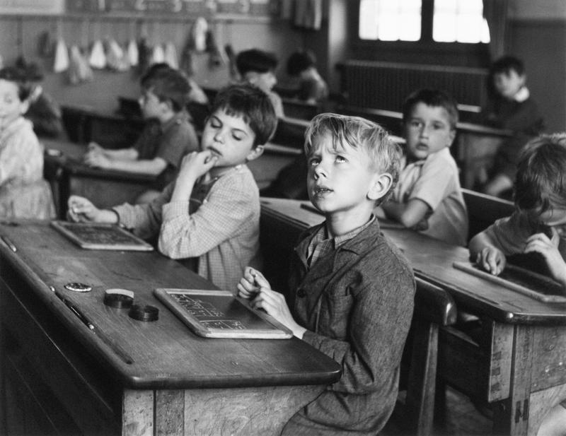 Robert Doisneau L'informazione scolastica, Parigi 1956 © Atelier Robert Doisneau Robert Doisneau L'informazione scolastica, Parigi 1956 © Atelier Robert Doisneau
