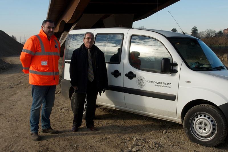 Il programma stilato dal professor Carmelo Gentile del Politecnico di Milano, presente in cantiere allo scopo di analizzare in diretta le rilevazioni trasmesse ai computer della sua équipe da 20 sensori piazzati alla base delle campate, prevedeva, del resto, l’effettuazione di quattro diverse configurazioni di carico. Coordinati dal responsabile della produzione di Lambro Scarl Massimo Zullo, gli autisti dei 25 TIR hanno, dunque, percorso varie volte il Viadotto «Cerca-Binasca», ormai interamente asfaltato, arrestando i mezzi pesanti nelle postazioni di sosta determinate del professor Gentile con l’obiettivo di valutare l’effetto esercitato su una o due o tre o quattro campate da una massa dell’imponenza degna di uno «Show dei Record» più che della reale entrata in esercizio.