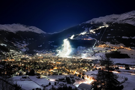 Speciale Natale a Bormio: dal 19 al 25 dicembre 2015, per chi vuole passare le feste sulle montagne della Magnifica Terra, tra discese entusiasmanti, momenti di assoluto relax nei centri termali e le delizie della gastronomia locale, c’è il pacchetto Speciale Natale, che include un soggiorno di 7 notti con skipass comprensoriale di 6 giorni a partire da 240 euro a persona. Offerte super allettanti per le Snow Week 2016: nel periodo dal 9 al 30 gennaio e dal 12 al 26 marzo 2016, sono previste offerte convenienti anche per le settimane bianche a Bormio: le tariffe partono da 240 euro a persona per un soggiorno di 7 notti, incluso skipass di 6 giorni nelle tre aree di Bormio, S. Caterina e S. Colombano. Si può scegliere anche tra le opzioni hotel, agriturismo, B&B o casa vacanza/residence, sempre associate allo skipass unico di 6 giorni. In famiglia sugli sci, senza spendere una follia: non mancano naturalmente pacchetti e riduzioni per le famiglie: sotto gli 8 anni, per esempio, i bambini possono avere lo skipass gratuito grazie all’offerta “Baby gratis” (per ogni adulto che acquista uno skipass con validità da 3 a 21 giorni consecutivi; inoltre c’è “Piano famiglia”, valido per nuclei famigliari di almeno tre persone, che prevede lo sconto del 10% sul Bormio Skipass, a partire da 5 giorni consecutivi. Dal quinto skipass acquistato, verrà inoltre riconosciuto uno sconto del 40% sulla tariffa ridotta di listino. Sabato in famiglia sulle piste: limitata alla ski area di Bormio c’è infine l’offerta “Sabato in famiglia”, valida nei sabati dal 9 gennaio al 9 aprile 2016: in questo caso, chi acquista un giornaliero ne potrà avere uno omaggio per il proprio bambino (nato nel 2008 o anni successivi). Senza dimenticare l’idea speciale per chi compie gli anni: in questo caso basta presentarsi il giorno del proprio compleanno insieme a un amico, per ricevere in regalo uno skipass giornaliero.