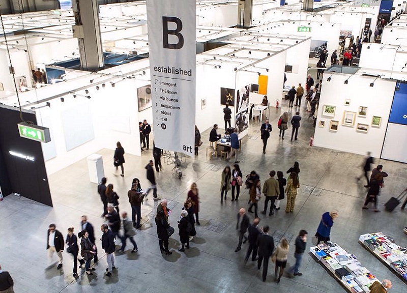 MIART 2016: NOVITA' E PROGRAMMA - Dall'8 aprile torna la grande fiera dell'arte, MiArt 2016. Ricca, piena di Vip, autori, capolavori, affari. In numeri: edizione numero 21, 154 gallerie internazionali, oltre 16 Paesi aderenti, 60 curatori, oltre 40 personalità, una settimana di incontri, happenings dentro e fuori la fiera. Alla direzione (come dal 2013),  Vincenzo de Bellis. Dal 7 al 10 aprile i padiglioni di Fieramilanocity accoglieranno il meglio dell’arte moderna, contemporanea e del design a edizione limitata provenienti da 16 paesi (Austria, Belgio, Corea, Danimarca, Francia, Germania, Giappone, Gran Bretagna, Irlanda, Italia, Norvegia, Repubblica Slovacca, Spagna, Stati Uniti, Svizzera, Uruguay), scelte per l’alta qualità dei progetti espostivi dal comitato selezionatore tra più di 350 domande pervenute. Dalle precedenti edizioni: Alfonso Artiaco (Napoli), Gavin Brown's Enterprise (New York), C L E A R I N G (New York - Brussels), Cardi (London - Milano), Sadie Coles HQ (London), Continua (San Gimignano - Beijing - Les Moulins - Habana), Massimo De Carlo (Milano - London), Dépendance (Brussels), kaufmann repetto (Milano - New York), Johann König (Berlin), Andrew Kreps (New York), Giò Marconi (Milano), Massimo Minini (Brescia), Office Baroque (Brussels), Robilant+Voena (London - Milano), Lia Rumma (Milano - Napoli), Christian Stein (Milano - Pero), T293 (Napoli - Roma), Tega (Milano), Tornabuoni Arte (Firenze – London - Milano - Paris), Michael Werner (New York - London), Zero… (Milano). Tra le molte che si aggiungono per la prima volta spiccano prestigiosi nomi internazionali quali Blain Southern (London), Campoli Presti (London - Paris), Marc Foxx (Los Angeles), Greene Naftali (New York), Rodolphe Janssen (Brussels), Lelong (Paris - New York), Mai 36 (Zürich), Anthony Reynolds (London), Esther Schipper (Berlin), Galleria dello Scudo (Verona), Sperone Westwater (New York), Wilkinson (London). Una sezione ad hoc, quest'anno, sarà dedicata al design. Si chiama Object e si distingue per la partecipazione di influenti gallerie tra cui Luisa delle Piane (Milano), Erastudio Apartment-Gallery (Milano), Galleria O. Roma (Roma), Machado-Muñoz (Madrid), Nilufar (Milano), Secondome (Roma), Antonella Villanova (Firenze). Non mancheranno premi, fondazioni, acquisizioni, vernissage, firme del lusso tra gli sponsor. Ph. Art Direction & Graphic Design: Mousse. Photo Campaign: Bea De Giacomo. Concept & Set Design: Rio Grande. Plexi: Compasso Design, Milan . Courtesy Ufficio Stampa: da Claudia Santrolli (Lara Facco P&C) MiArt 2016 8 – 10 aprile 2016 preview 7 aprile 2016 fieramilanocity, padiglione 3, gate 5 Milano www.miart.it