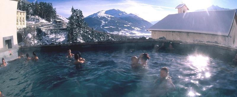 Relax e sci a braccetto, con il Bormio Pass Sci & Terme Oltre che per gli sport invernali e le vette, Bormio è famosa anche per le sue terme: un binomio – quella tra lo sci e il benessere delle calde acque termali naturali (37°- 43°) – più invitante che mai grazie a Bormio Pass Sci & Terme, card realizzata in sinergia con i centri QC Terme Bagni Nuovi e Bagni Vecchi. Valida dal 19 dicembre 2015 al 10 aprile 2016, la tessera garantisce grande flessibilità: con Bormio Pass Sci & Terme si possono infatti acquistare da un minimo di 2 ad un massimo di 8 servizi, da utilizzare come e quando si vuole. Per “servizi” si intende il singolo accesso giornaliero presso gli impianti di Bormio Skipass oppure il singolo ingresso giornaliero presso Bagni Nuovi o Bagni Vecchi. I prezzi? Si va da 84 euro (tariffa che comprende due servizi) fino a 244 euro (8 servizi)