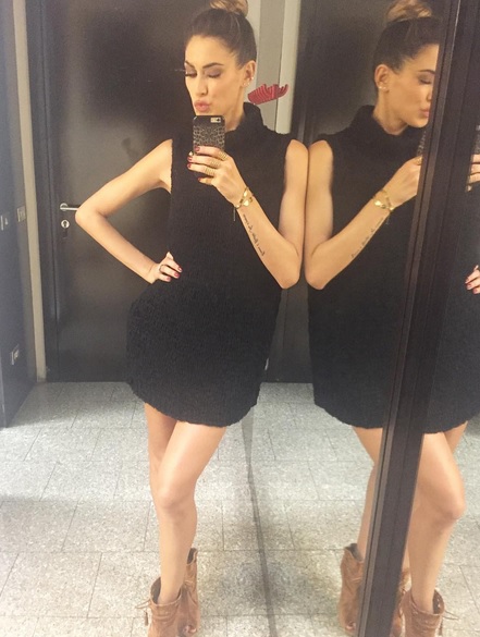 La splendida Melissa Satta regina dello shopping: anche oggi è stata immortalata assieme al calciatore Kevin Prince Boateng e al loro figlio Maddox, 2 anni, impegnati in una intensa sessione di acquisti a Milano. Del resto, il giorno del matrimonio della coppia, il prossimo 25 giugno a Porto Cervo, si avvicina. Ed ogni occasione è giusta per aggiornare il guardaroba. Specie per una autentica “addicted” come la bella ex velina, che ha ormai (ben) abituato i suoi numerosissimi follower su Instagram rendendoli spesso partecipi in tempo reale di tutte le sue scelte in fatto di abbigliamento, che si tratti delle prove dell’abito da sposa, degli abiti per la trasmissione Tiki-Taka o dei dietro le quinte dei suoi bollenti shooting in intimo, portando letteralmente i propri fan in camerino con lei. Abbiamo selezionati per voi il meglio dei selfie della radiosa Melissa.