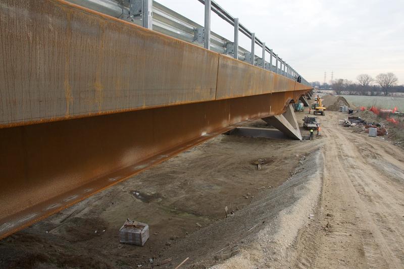 «Il collaudo statico deve contemplare situazioni-limite, come la concentrazione di dieci-12 autotreni nel raggio di pochi metri, praticamente impossibili da riscontrare dopo l’entrata in esercizio della struttura monitorata - ha spiegato il professor Gentile -. Considero le prime risultanze dell’odierna prova di resistenza tanto positive da poter essere definite superiori alle aspettative della vigilia». «Stiamo osservando alla lettera il cronoprogramma della costruzione intrapresa per trasporre dalla carta millimetrata alla realtà il collegamento stradale tra la “Cerca” e la “Binasca” - ha aggiunto Zullo -. La stessa buona regola che siamo dati per la realizzazione del tracciato autostradale vale, insomma, anche per i 38 chilometri di nuove Provinciali e Comunali a percorrenza gratuita connesse ad A58-TEEM».