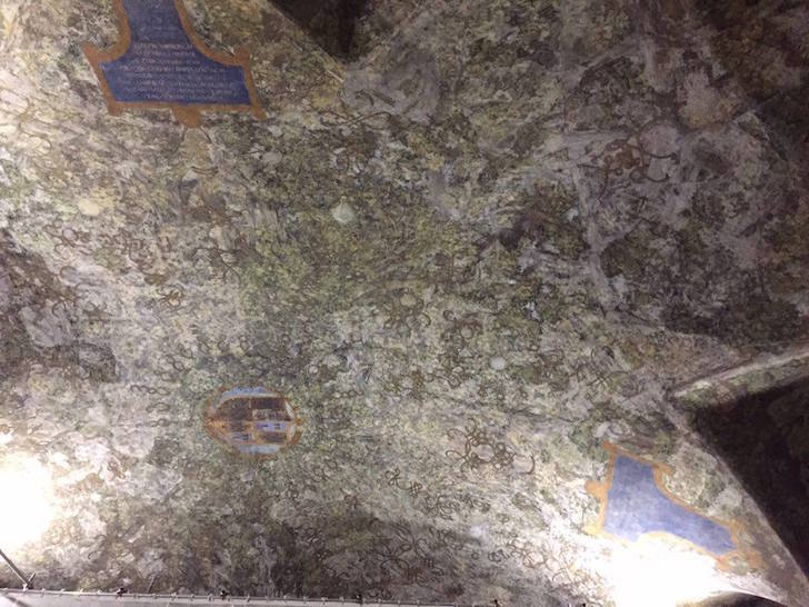 La Nuova Collocazione della Pietà Rondanini aiuta a spiegare tutto questo. Letta sotto questa luce, la Pietà Rondanini è il testamento spirituale di Michelangelo ed il nuovo museo aiuta a leggerlo per intero. Da maggio 2015, infatti, la Scultura si trova collocata nell’ex Spedale Spagnolo, quello che fu realizzato per i soldati della guarnigione spagnola del Castello nella seconda metà del ‘500, pochi anni dopo il momento in cui Michelangelo a Roma lavorava alla Pietà Rondanini. Uno spazio inedito e speciale, raccolto, che permette allo spettatore di muoversi tutto intorno alla statua, aspetto impedito per cinquant’anni dalla precedente collocazione che era unicamente frontale.