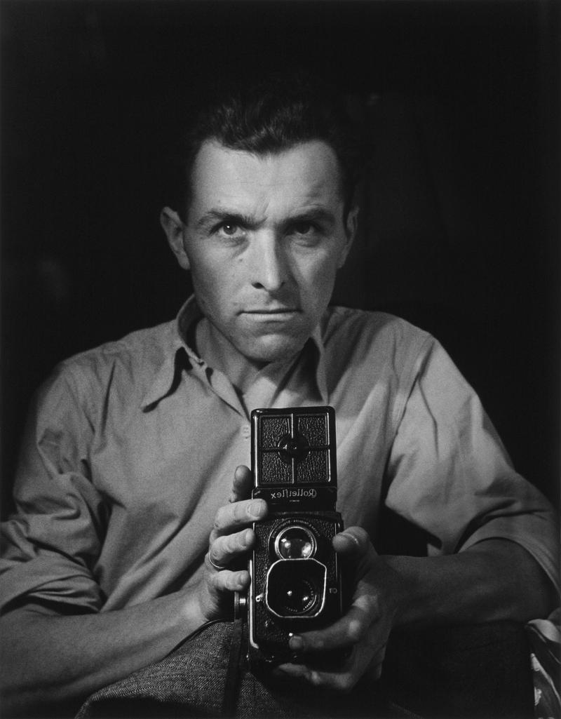 bert Doisneau Autoritratto con Rolleiflex, 1947 © Atelier Robert Doisneau bert Doisneau Autoritratto con Rolleiflex, 1947 © Atelier Robert Doisneau