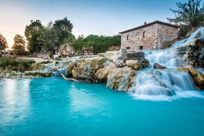 Per dimenticare l’inverno con le sue giornate, piovose, umide e fredde, basta raggiungere le Cascate del Mulino di Saturnia, un luogo fuori dal comune, nella Maremma Toscana della provincia di Grosseto. Originate dalle acque sulfuree delle Terme di Saturnia, le cascate sono piccole piscine naturali che si riempiono continuamente dall’acqua che giunge dalle cascate. In questo luogo immerso nel verde e lontano dal caos, si potrà godere delle proprietà benefiche delle acque in completo relax, lasicandosi trasportare e coccolare dalla corrente. Per dimenticare l’inverno con le sue giornate, piovose, umide e fredde, basta raggiungere le Cascate del Mulino di Saturnia, un luogo fuori dal comune, nella Maremma Toscana della provincia di Grosseto. Originate dalle acque sulfuree delle Terme di Saturnia, le cascate sono piccole piscine naturali che si riempiono continuamente dall’acqua che giunge dalle cascate. In questo luogo immerso nel verde e lontano dal caos, si potrà godere delle proprietà benefiche delle acque in completo relax, lasicandosi trasportare e coccolare dalla corrente.