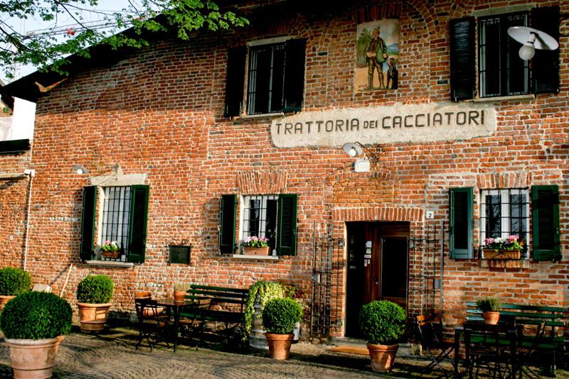 TRATTORIA DEI CACCIATORI A Peschiera Borromeo, appena fuori dalla città, in un'atmosfera medioevale, potete gustare salumi nostrani, primi piatti di risotti e tagliolini, selvaggina e brasati con polenta, insieme ad una vasta scelta di vini. La storia di questa trattoria è lunga ben 80 anni fa quando nonno Guido e nonna Pina aprirono la trattoria. Da provare tra gli antipasti il culatello del Podere Cadassa con pera martina o il Cotechino caldo con purea di patate o lenticchie. Maccheroncini con salsiccia, Paste ripiene fatte in casa e risotti a richiesta sono i primi più apprezzati. Tra i secondi c'e' l'immancabile Cotoletta alla milanese, Il Pollo alla diavola, le carni alla griglia (fiorentina, costata, costolette d’agnello) e la selvaggina. D'inverno ecco la Cassoeula con polenta, la Trippa alla milanes, i bolliti misti e il Brasato con polenta. A chiusura ecco i dolci della cucina fatti in casa: Creme brulé alla vaniglia e croccante al pistacchio e Tortino al cioccolato con zabaione e amarene al kirsch. TRATTORIA DEI CACCIATORI - via Trieste, 2 Longhignana di Peschiera Borromeo (Milano) Telefono: +39.02.7531154