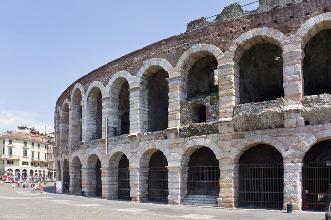 Andare a Verona è sempre un’esperienza piacevole perché è una delle città italiane a misura d’uomo elegante e ricca di arte, storia e cultura. La città degli innamorati resa celebre da Shakespeare con Romeo e Giulietta, a metà aprile si tinge di rosso e ospita la più grande manifestazione dedicata al mondo del vino, il Vinitaly, Salone Internazionale del Vino e dei Distillati presso Verona Fiera. Di sera, negli stessi giorni, l’atmosfera in città punta allo svago al divertimento con il Fuori-Fiera. Andare a Verona è sempre un’esperienza piacevole perché è una delle città italiane a misura d’uomo elegante e ricca di arte, storia e cultura. La città degli innamorati resa celebre da Shakespeare con Romeo e Giulietta, a metà aprile si tinge di rosso e ospita la più grande manifestazione dedicata al mondo del vino, il Vinitaly, Salone Internazionale del Vino e dei Distillati presso Verona Fiera. Di sera, negli stessi giorni, l’atmosfera in città punta allo svago al divertimento con il Fuori-Fiera.