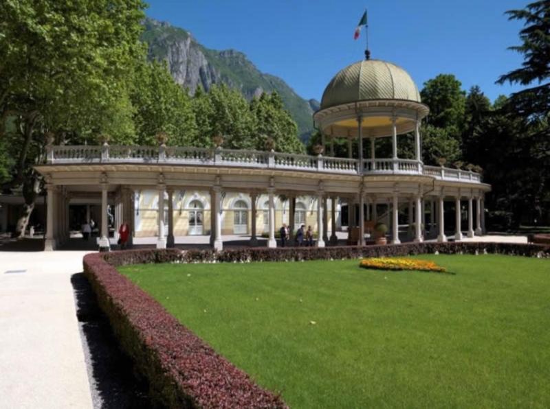 5. LE "TERME DI BOARIO" Le Terme di Boario in Vallecamonica non lontano da Brescia, sono il luogo ideale dove concedersi una vacanza rigenerante, per il corpo e per lo spirito. 150 anni di esperienza e ben 5000 massaggi all'anno, fanno di Terme Boario un’eccellenza termale e, grazie al nuovo spazio Remise en Forme, oggi gli ospiti hanno la possibilità di provare i benefici delle Terme sulla propria pelle.Qui cisi può concedere una passeggiata nel Parco Termale, luogo silenzioso e incontaminato, cornice indimenticabile di spettacoli dedicati a grandi e piccini, feste e spettacoli all’aperto. Oppure dedicarsi alla cura della propria bellezza nel percorso benessere della SPA e coccolarsi nel beauty center. TERME DI BOARIO - Piazzale delle Terme, 3 25041 Boario Terme (Bs) tel. 0364.525011 www.termediboario.it