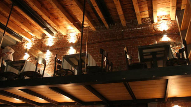 TRATTORIA LA CUCINA DE' MIBABBO Non lontano da Porta Romana c'e' una deliziosa trattoria toscana in stile moderno, con soppalco e mattoni a vista accostati a tavoli e mobili in legno. La sera le luci soffuse creano un'atmosfera unica. La cucina è raffinata con ingredienti tipici toscani accuratamente selezionati, dal vino ai salumi, all'ottima carne. Da provare la vellutata di zucca, le pappardelle al ragù di cinghiale e i testaroli al pesto. Per i carnivori ottima la fiorentina o il filetto alla brace. TRATTORIA LA CUCINA DE' MIBABBO - Via Lazzaro Papi, 19 Milano Telefono: +39.0245488997