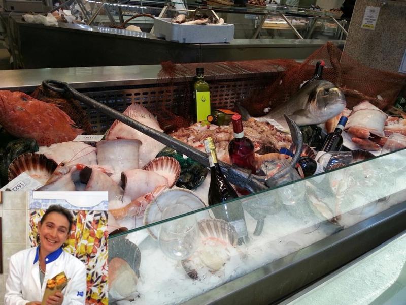 PESCHERIA SPADARI Dal 1933 la pescheria milanese per eccezione e' quella di via Spadari a pochi passi dal Duomo. E' gestita con grande bravura e passione dalla titolare Giovanna Grampa che sceglie personalmente ogni pesciolino presente sul banco e rigorosamente freschissimo. Qui potete trovare il "cono di fritto misto da passeggio": un cartoccio di fritto misto di pesce che varia a seconda del pescato del giorno, ma con una base fissa: alici, calamari, paranza e gamberi. Sicuramente una delle migliori pescherie d'Italia. SAPORE DI MARE! Pescheria e Gastronomia aperta dal Martedi al Venerdi dalle 8,30 alle 12,30 e dalle 15,30 alle 19,00. Il Sabato dalle 8,30 alle 13,00 e dalle 15,30 alle 19,00. PESCHERIA SPADARI - via Spadari, 4 Milano www.pescheriaspadari.eu