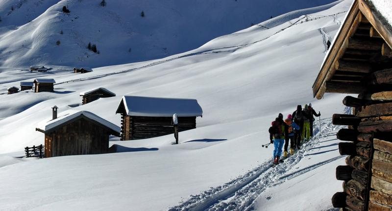 Lo sci di fondo E per gli appassionati dello sci di fondo, a S. Caterina Valfurva, in un paesaggio da fiaba, c’è la “pista Valtellina”, teatro di competizioni internazionali e numerosi appuntamenti di Coppa del Mondo con tracciati agonistici (di 5 e 10 km), affiancati da diversi tracciati turistici (di 2, 3 e 5 km), tutti realizzati con la supervisione di Benito Moriconi, allenatore della squadra nazionale italiana di fondo e della campionessa olimpica Manuela Di Centa. Imperdibile anche la “pista Viola” a Valdidentro-Isolaccia, magnifico percorso di 25 km lungo l’omonimo fiume, mentre a Bormio si scivola sulla pista Alute, lunga 5 chilometri e adatta anche ai principianti (o a chi vuole fare un allenamento leggero). Per maggiori informazioni su Bormio: www.bormio.eu – info@bormio.eu