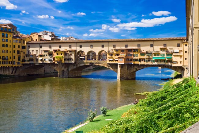 A Firenze la primavera si respira in città grazie ai suoi stupendi giardini. Merita una visita, vicino a Piazzale Michelangelo, il romantico Giardino delle Rose, che raccoglie una varietà di fiori in boccio, e il Giardino dell’Iris, che custodisce il giglio fiorentino e oltre duemila specie di iris. E come ogni anno, a fine aprile, si tiene la Mostra dei Fiori al Giardino dell’Orticoltura di Firenze, una suggestiva esposizione di fiori di ogni specie. Ricca di musei e palazzi, Firenze offre piacevoli spazi all’aperto. A Firenze la primavera si respira in città grazie ai suoi stupendi giardini. Merita una visita, vicino a Piazzale Michelangelo, il romantico Giardino delle Rose, che raccoglie una varietà di fiori in boccio, e il Giardino dell’Iris, che custodisce il giglio fiorentino e oltre duemila specie di iris. E come ogni anno, a fine aprile, si tiene la Mostra dei Fiori al Giardino dell’Orticoltura di Firenze, una suggestiva esposizione di fiori di ogni specie. Ricca di musei e palazzi, Firenze offre piacevoli spazi all’aperto.