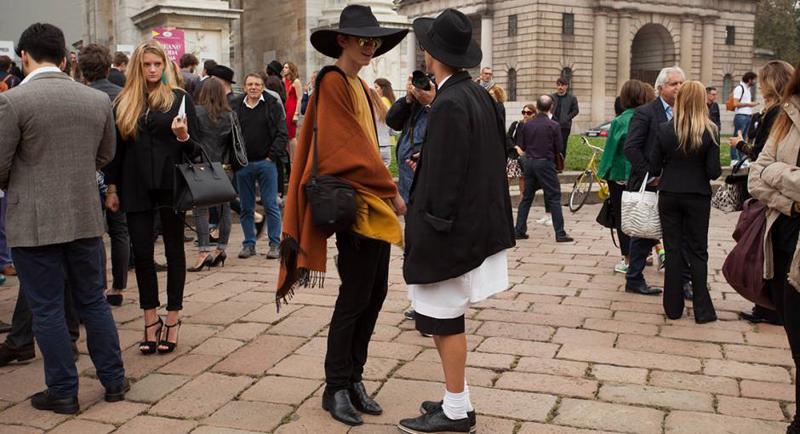2 - Milano è un irresistibile magnete per i giovani di ogni Paese del mondo che come un gregge pascolano qui per lavorare nei campi del design, media, moda e cibo. 3 - A Milano puoi sentire tutti gli accenti e puoi incontrare tutti i genotipi d’Italia, dalle facce scure e brunite della Sardegna alle alte e teutoniche silhouette dei biondi giovini del Trentino. “That’s why Milan, today, is happy“, ecco perché Milano oggi è felice.